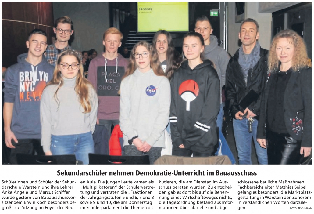 Schülerinnen und Schüler der Sekundarschule der Stadt Warstein nahmen mit ihrem Schulleiter Marcus Schiffer (2.v.r.) und ihrer Didaktischen Leitern Anke Angele (r.) an der Sitzung des Bauausschusses der Stadt Warstein teil.